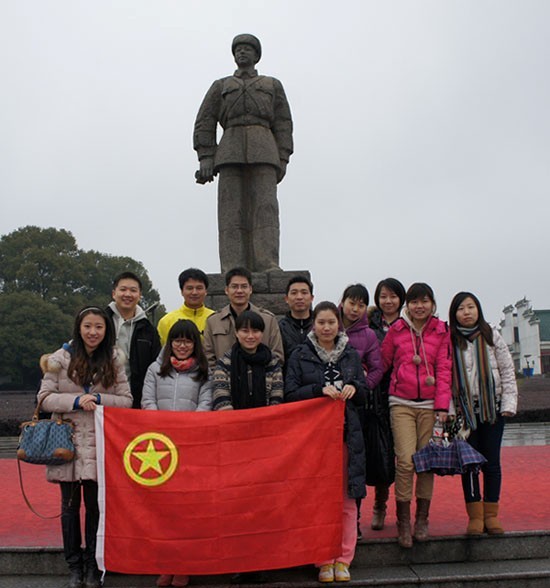 “学雷锋，献爱心”——中国共产主义青年团乐鱼官方网页版-乐鱼(中国)
委员会开展慰问贫困学生助学活动