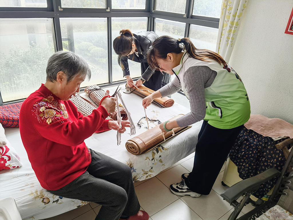 图1重阳节探访社区空巢老人并协助收纳凉1席.jpg 图1重阳节探访社区空巢老人并协助收纳凉1席.jpg