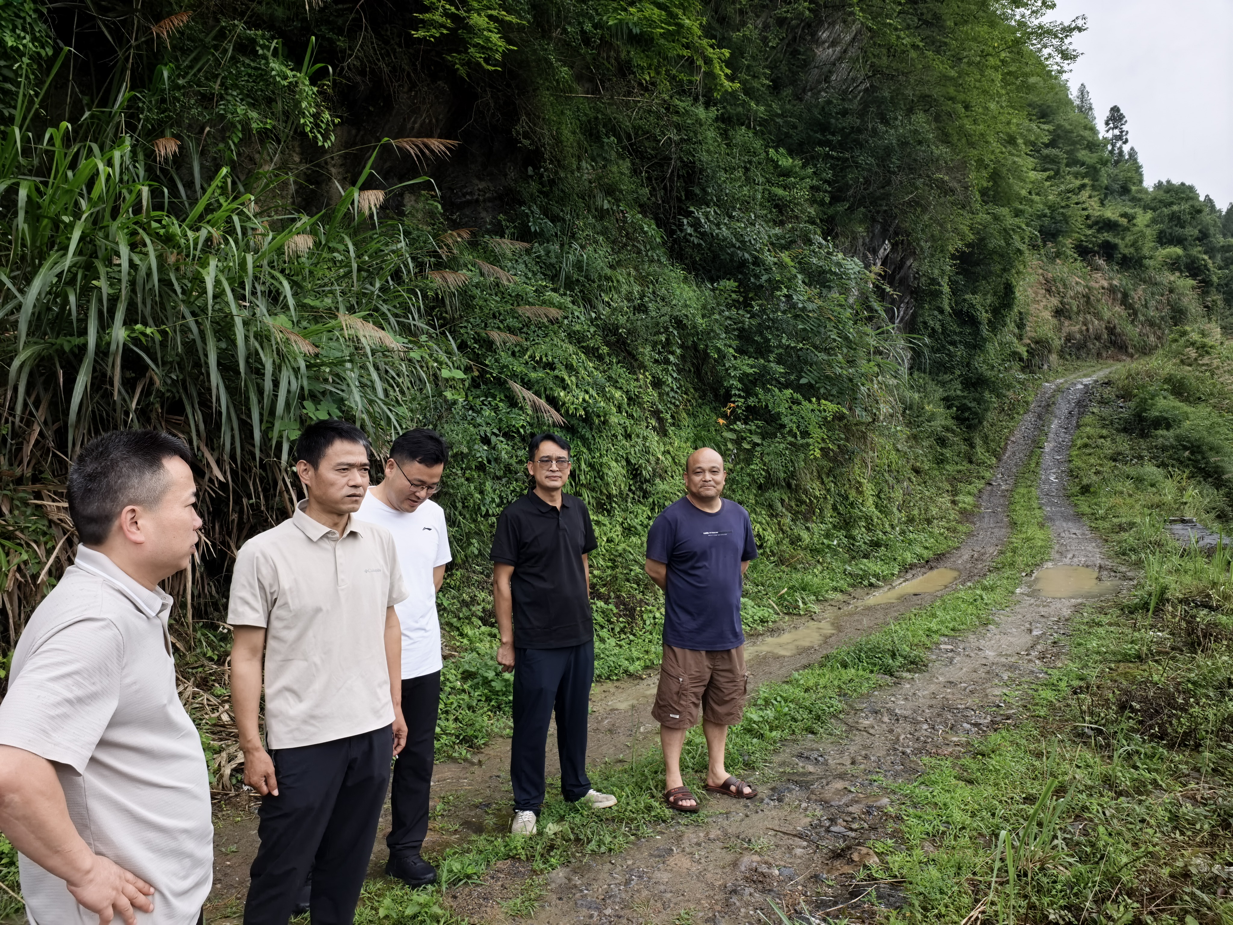 爱心捐资修通路 企地同心助振兴